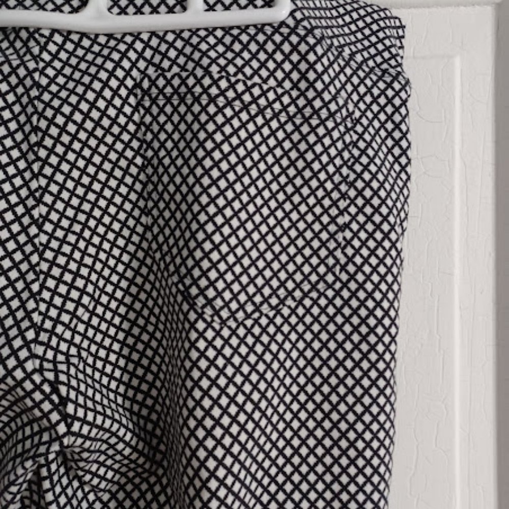 Black/white cross-hatch pattern pull on crop pants.